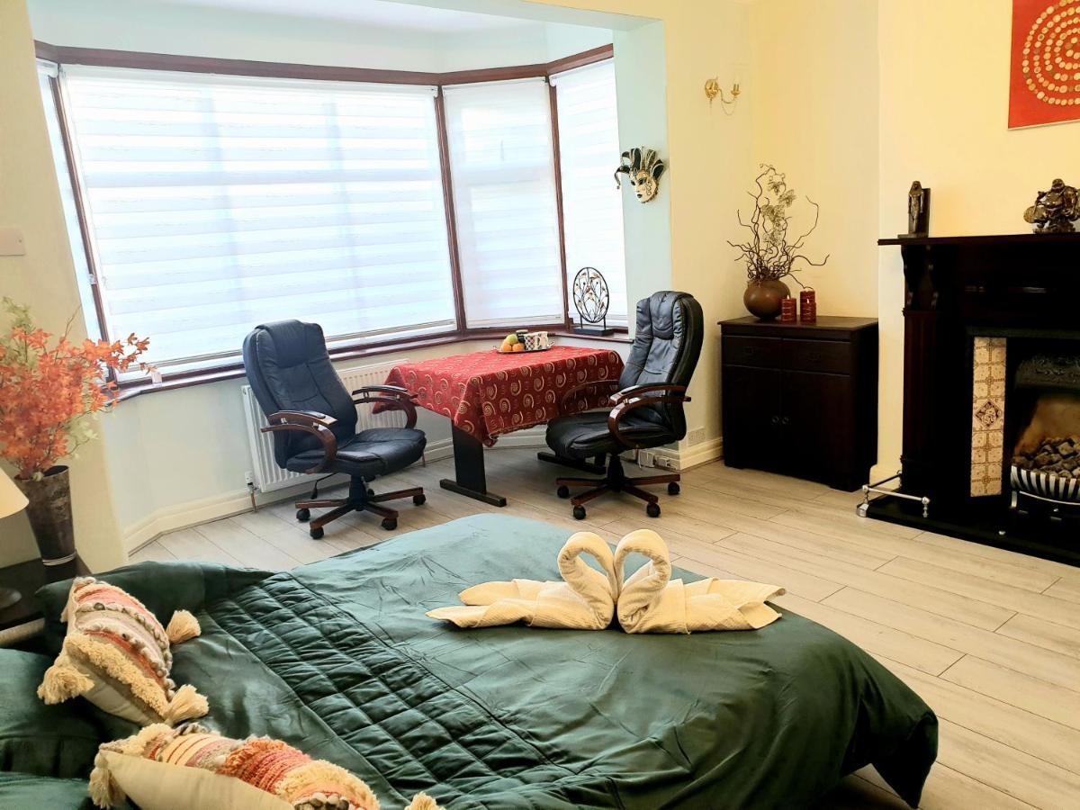 Beautiful Double En-Suite Room, Separate Entrance, Ilford, Central Line Gants Hill, Free Parking Exterior photo