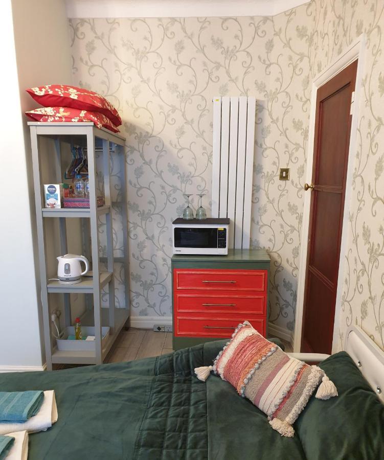 Beautiful Double En-Suite Room, Separate Entrance, Ilford, Central Line Gants Hill, Free Parking Exterior photo